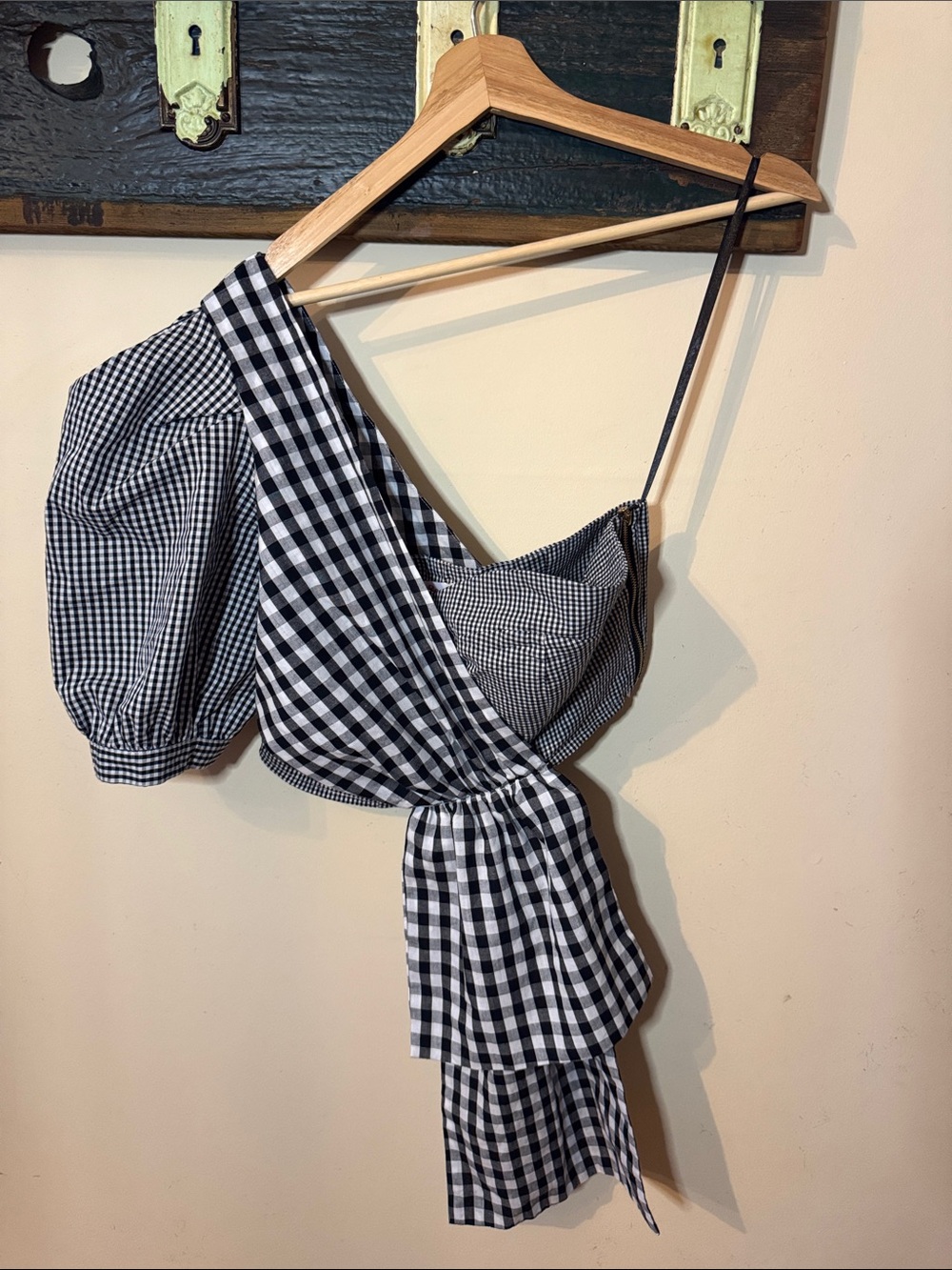 La’ Ros Black and White Gingham One-Shoulder Asymmetrical Draped Puff Sleeve Top - Picture 12 of 15